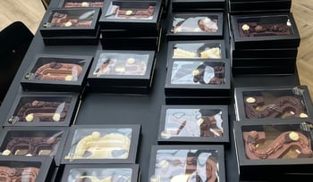 Chocolade letters op tafel