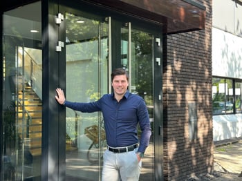 Man leunend tegen deur