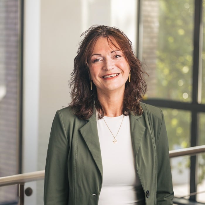 Sylvia van Velzen - met achtergrond - LinkedIn 2 (3)-1