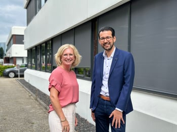 Gabriëlle en Geert voor het pand van Sibbing